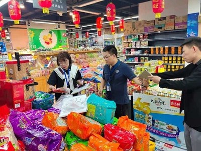 雅安市市场监督管理局 筑牢食品销售安全防线，守护群众“舌尖上的安全”